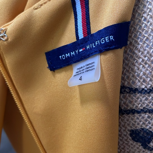 Golden fitted dress with puff sleeves - Picture 5 of 5